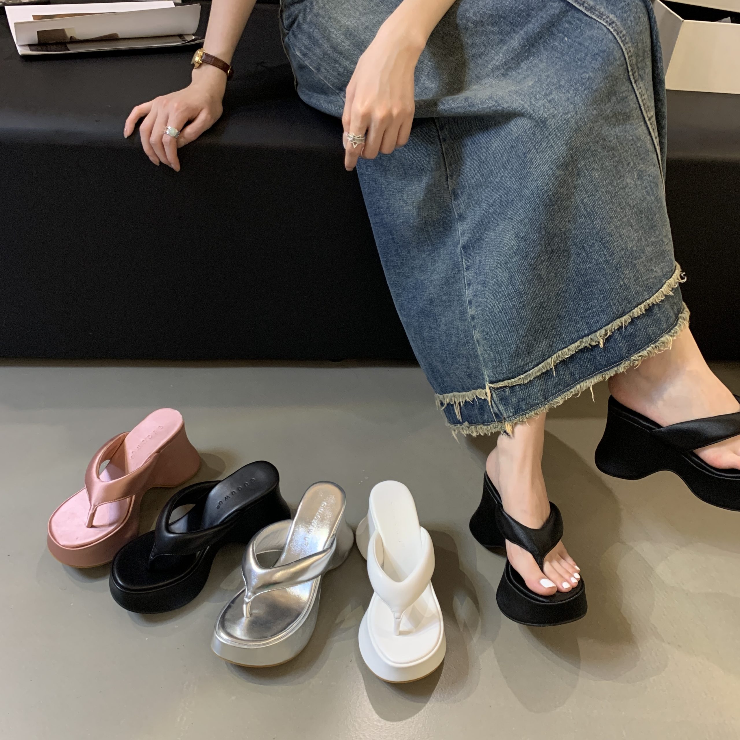 GUGUWU Women's Chunky Platform Flip Flops Sandals Summer Slippers